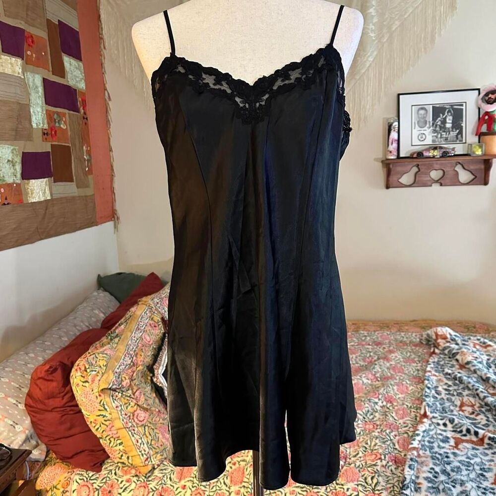 VS 1990s Black Mini Floral Lace Trim Hourglass Slip
